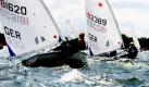 Segelboote der Laser-Klasse ermitteln bei einer Regatta vor Travemünde während der 121. Travemünder Woche ihren Sieger. Die Veranstalter erwarten neben den knapp 1500 Segelcrews mehr als eine Million Besucher an Land. Noch bis zum Sonntag kann das Ereignis von Wassersportfans besucht werden. Foto: dpa