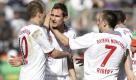 Siegtorschütze Miroslav Klose (M) wird von Arjen Robben (l.) und Franck Ribéry zu seinem Treffer beglückwünscht. Foto: ddp