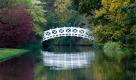 Besucher gehen am Donnerstag (20.10.11) in Schwetzingen im Schlossgarten bei truebem Wetter ueber eine der Bruecken, die von herbstlich verfaerbten Baeumen und Straeuchern umrahmt ist. Laut Deutschem Wetterdienst soll es am Donnerstag im Suedosten noch zeitweise Regen, oberhalb 700 bis 1000 Meter auch Schnee geben. In der Nacht zum Freitag (21.10.11) kann es am Alpenrand anfangs noch etwas regnen, in hoeheren Lagen schneien. Sonst ist es teils stark, teils gering bewoelkt und meist trocken. Oertlich bildet sich Nebel. Die Luft kuehlt sich auf 5 bis 0 Grad ab. Im Sueden gibt es vielfach leichten Frost, mit der Gefahr von Reifglaette oder ueberfrierender Naesse.
Foto: Ronald Wittek/dapd Foto: dapd