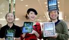 Japanese Kazuki Miura, right, who's the first to obtain Apple's iPad at a Softbank Corp. store at the Harajuju district, beams a smile as Softbank chief executive Masayoshi Son, left, and model Rina Fujii congratulate Miura during a ceremony at the Softbank store on Friday morning May 28, 2010. The much-anticipated tablet device made its debut in Japan on Friday morning. (AP Photo/Koji Sasahara)

Japanische Kazuki Miura, rechts, die als erste Apple IPAD bei Softbank Corp lagern bei der Harajuju Bezirk zu erhalten ist, strahlt ein Lächeln, als Softbank Chief Executive Masayoshi Son, links, und das Modell Rina Fujii gratulieren Miura während einer Zeremonie in der Softbank-Speicher auf Freitag Morgen 28 Mai 2010. Die mit Spannung erwartete Tablet-Gerät aus seinem Debüt in Japan am Freitag Morgen. Foto: ap