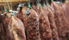 Beim Reifeprozess entsteht durch Bakterien auf einigen Lebensmitteln viel Histamin. Dazu gehören vor allem Salami sowie geräucherter Fisch und Schinken. Foto: dpa