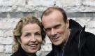 ARCHIV - Die Schauspieler der ARD Serie Polizeiruf 110, Edgar Selge, rechts, und Michaela May, links, posieren am 2. Dezember 2008 in Muenche. Fernseh-Kommissar Edgar Selge hat sich fuer seine Rolle als einarmiger, grantelnder Kommissar der Muenchner Polizei einen Deutschlehrer zum Vorbild genommen. Der 61-Jaehrige sagte den Zeitungen der WAZ-Mediengruppe vom Dienstag, 27. Oktober 2009,zufolge: Ich habe einen Deutschlehrer gehabt, der einarmig war. An den habe ich oft gedacht - das war ein toller Kerl. Die letzte Polizeiruf-Folge mit Selge und seiner Partnerin Michaela May laeuft am 8. November in der ARD.   (AP Photo/Christof Stache, Archiv)  ** zu APD6496 ** ---  FILE - In this Dec. 2, 2008 file photo German actors Edgar Selge, right, Michaela May, left, pose for photographers in Munich, southern Germany. (AP Photo/Christof Stache, File) Foto: dapd