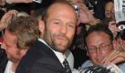 Jason Statham lässt auch nichts anbrennen. Der 38-jährige Engländer ist auch nicht gerade ein Posterboy oder eine Stilikone. Über einenBad Hair Day kann er nur laut lachen. Statham wirkt meistens uneitel. Der Haudrauf besticht durch pure Männlichkeit. Frauen lieben den austrainierten Körper, Männer würden gerne mit ihm um den Block ziehen. Foto: dpa
