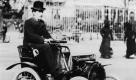 Louis Renault auf der Voiturette - natürlich oben ohne! Das Cabriolet ist quasi der Urzustand des Automobils, das Dach kommt später. Foto: pi