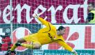 Der Einsatz des FCA-Keepers Simon Jentzsch ist nach wie vor fraglich. Foto: Uwe Anspach. Foto: dpa