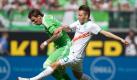 Der Wolfsburger Mario Mandzukic (l) kämpft mit Bremens Tom Trybull um den Ball. Foto: Jens Wolf Foto: dpa