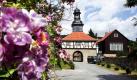 Fördermittel in Höhe von fast zwei Millionen Euro ermöglichen derzeit umfangreiche Sanierungsarbeiten am ehemaligen Zisterzienserkloster Michaelstein in Blankenburg. Mit dem Geld aus dem Konjunkturpaket II des Bundes wird aus einer Wirtschaftsscheune ein Ausbildungs- und Aufführungsraum. Seit 1977 beherbergt das Kloster eine Musikinstrumenten-Ausstellung mit mehr als 700 historischen Exponaten. Seit 2001 sitzt hier auch die Landesmusikakademie.  Foto: dpa