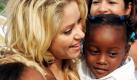Die kolumbianische Popsängerin Shakira feiert mit Kindern in einem Armutsviertel von Loma del Peye in Cartagena, Kolumbien, den Beginn der Bauarbeiten für eine neue Schule. Die spendierte Shakiras Stiftung Barefeet den Kindern von Spendengeldern.  Foto: dapd