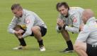 Trainingsstart auch am Niederrhein: Die Gladbacher Profis Filip Daems (links) und Roel Brouwers sehen nicht gerade begeistert aus. Die hier beanspruchten Muskelgruppen haben beide Spieler von Borussia Mönchengladbach während des Urlaubs sicherlich nicht trainiert. Foto: dapd