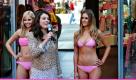 Die britische Schauspielerin Elizabeth Hurley spricht in einem Outlet Center in Ingolstadt anlässlich der Eröffnung einer Beach Boutique, in der ihre Bademodenkollektion verkauft wird. Der Erlös des von ihr persönlich verkauften Pink Bikinis wird an die Brustkrebs-Präventionskampagne von Estee Lauder gespendet. Foto: ddp