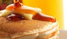Lecker, oder? Die Amerikaner lieben es süß und fettig. Darum werden diese fluffigen Pancakes mit Butter und viel Ahornsirup verfeinert. Die andere Variante ist das pikante Frühstück mit Speck, Bratkartoffeln und Rühr- oder Spiegeleiern. Hüftgold ist hier garantiert. Foto: iStockphoto