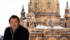 Sebastian Koch vor der Frauenkirche in Dresden. Foto: ZDF