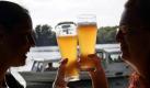 Ein Prosit auf den Sommer: Weißbier wird vor allem in der warmen Jahreszeit getrunken. (Bild: dpa) Foto: dpa