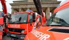 Die Berliner Feuerwehr stellt am Dienstag (03.08.2010) vor dem Brandenburger Tor in Berlin ihre neuen Fahrzeuge vor. Aus dem Konjunkturprogramm II wurde moderne Technik für die Feuerwehr mit besserem Schutz für die Umwelt angeschafft, u.a. mit Leiterwagen, die es erlauben, in 32 Metern Höhe mit Rettungskörben zu arbeiten. Foto: Wolfgang Kumm dpa/lbn +++(c) dpa - Bildfunk+++ Foto: dpa