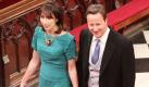 Die Gattin des englischen Premiers, Samantha Cameron, trug nach Kate das zweitbeste Kleid des Tages: moderner Schnitt, moderne Farbe, perfekte Accessoires. Alles richtig gemacht! Foto: dapd