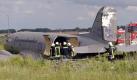 Nach einer Notlandung liegt der sogenannte Rosinenbomber auf einem Feld bei Schönefeld. Foto: dpa