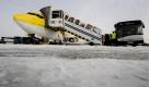 Fluggaeste steigen am Montag (21.12.09) auf dem Vorfeld des Flughafen Duesseldorf bei winterlichen Verhaeltnissen in ein Passagierflugzeug. Der Flugbetrieb am Duesseldorfer Flughafen ist auf einer Start- und Landebahn wieder aufgenommen worden. Die Nachwirkungen der massiven Flugausfaelle in Duesseldorf und im gesamten europaeischen Luftraum werden sich auch heute noch bemerkbar machen, sodass es im Laufe des Tages weiterhin zu Beeintraechtigungen und Verzoegerungen kommen kann. Am Sonntag (20.12.09) hatten wegen starker Schneefaelle fuer einen Zeitraum von rund elf Stunden keine Starts und Landungen stattfinden koennen. Foto: Volker Hartmann/ddp Foto: ddp