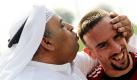Die Kicker vom FC Bayern sind in Katar, wo die Mannschaft sich fit für die Rückrunde macht, unter den Einheimischen offenbar willkommen: Ein Bewohner aus Katar gibt Mittelfeldspieler Franck Ribery ein Küsschen. Foto: dapd