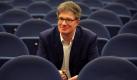 Roger Willemsen stellt auf der Buchmesse sein neues Buch Die Enden der Welt vor. Für diesen Reisebericht war der Autor auf fünf Kontinenten unterwegs, um seine ganz persönlichen Enden der Welt zu finden. Dabei sind Orte wie  der Nordpol, Patagonien, Kap der Guten Hoffnung, Himalaya, Timbuktu, Ostsibirien, Polynesien, aber auch Orvieto, Gibraltar, Nord-Island und sogar die Eifel haben es in Willemsens Buch geschafft. Foto: dpa