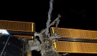 Die Aufnahme zeigt das Columbus Laboratorium (links), den Canadarm2 und die Halterung für die Sonnensegel, die das Rückgrat der Station bildet. Vor mehr als einem halben Jahr begannen die Arbeiten an diesem Abschnitt der ISS. Damit sind die Voraussetzungen für den weiteren Ausbau der ISS geschaffen. Foto: dpa