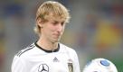 Stefan Kießling jongliert den Ball am Dienstag (17.11.2009) in Düsseldorf beim Training der deutschen Fußball-Nationalmannschaft. Die DFB-Auswahl bereitet sich auf das Länderspiel gegen die Elfenbeinküste am Mittwoch in Gelsenkirchen vor. Foto: Achim Scheidemann dpa/lnw +++(c) dpa - Bildfunk+++
 Foto: dpa