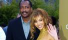 Sängerin Beyonce Knowles und ihr Vater und Manager Mathew Knowles kommen im Jahr 2004 zu den Grammy Awards in Los Angeles. Der Pressesprecher des Popstars lies ausrichten, Beyonce hätte sich auf geschäftlicher Ebene von ihrem Vater getrennt. Der hatte sich um ihre Belange gekümmert, seitdem sie als Teenager mit der Gruppe Destinys Child durchstartete. Foto: dapd