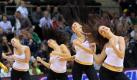 «Schüttel Dein Haar für mich, wildes Mädchen», sang einst Helge Schneider. Passender als mit dem Foto dieser Cheerleader zur Eröffnung der Basketball-Europameisterschaft in Litauen kann man den Song kaum illustrieren. Dass die jungen Tänzerinnen den Hit des Mühlheimer Barden kennen, ist allerdings eher unwahrscheinlich.  Foto: dpa