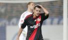 Not gegen Elend: Das Spiel zwischen Schalke 04 und Bayer 04 Leverkusen war lange eine Zumutung. Hier trauert der Leverkusener Tranquillo Barnetta einer Torchance hinterher, die Schalker Christoph Metzelder (links) und Atsuto Uchida lecken ihre Wunden. Foto: dapd
