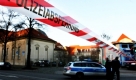 Polizeibeamte sperren eine Straße vor dem Hegel-Gymnasium in Magdeburg ab. Bei der Polizei war ein Anruf eingegangen, wonach am Gymnasium zwei Männer gesehen worden sein sollen, die mit einer Langwaffe das Schulgelände betreten haben sollen. Foto: ddp