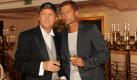 Otto Waalkes (links) und Til Schweiger gratulieren zu Beatrice' Dienstjubiläum. Foto: ZDF/Dirk Bartling