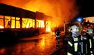 Feuerwehrmänner löschen in der Nacht zum Montag im Industriegebiet von Neu-Isenburg (Landkreis Offenbach) die brennende Lagerhalle einer Möbelfirma. Die Feuerwehr brauchte Stunden um den Brand unter Kontrolle zu bringen. Verletzte gab es nach Angaben eines Polizeisprechers nicht.
 Foto: dpa