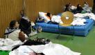 Anwohner liegen am Mittwoch (02.06.2010) nach der Evakuierung ihrer Häuser wegen einer Routine-Bombenentschärfung auf Sportmatten in einer Schulsporthalle in Göttingen. Aus einer Routine-Bombenentschärfung ist in Göttingen ein Alptraum mit drei Toten geworden. Am Dienstagabend kamen drei Spezialisten, die den Blindgänger aus dem Zweiten Weltkrieg eigentlich entschärfen wollten, ums Leben. Zwei weitere Menschen wurden schwer verletzt, sind aber außer Lebensgefahr. Das Gebiet rund um den Explosionsort mitten in der Innenstadt war auch nach Mitternacht noch weiträumig abriegelt, Polizisten ließen an den Straßensperren keine Passanten durch. Foto: Peter Steffen dpa/lni +++(c) dpa - Bildfunk+++ Foto: dpa