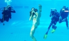 Die Kickboxweltmeisterin Christine Theiss stellt in München im Olympiaschwimmbad eine Kickboxszene unter Wasser nach. Theiss unterstützt damit den Künstler F. Hörhager bei seiner Videointerpretation der Erzählung Siddhartha des Autors Hermann Hesse. Foto: dpa