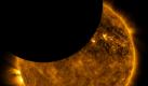 Dieses Bild, das die NASA zur Verfügung gestellt hat, gelang, als sich der Mond zwischen die Sonne und dem Solar-Dynamics-Observatory's-Space-Teleskop geschoben hatte.  Foto: dapd
