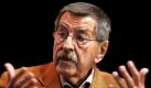 Zu den vielen prominenten Autoren, die ihre Bücher auf der Frankfurter Buchmesse bei öffentlichen Talks vorstellten, gehörte Günter Grass. Der 82- Jährige meinte offenbar auch mit Blick auf die Auseinandersetzungen um das Großprojekt Stuttgart 21, dass die Menschen wieder politischer werden. Wenn man sieht, wie Bürger sich in der laufenden Legislaturperiode zu Wort melden, dann sieht man, dass sich etwas ändert, sagte er bei der Vorstellung seines neuen Buches Grimms Wörter. Foto: dpa