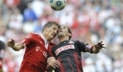 Bastian Schweinsteiger von München (links) und der Kölner Petit springen beide zum Kopfball hoch und stoßen dabei zusammen. Die Bundesligapartie endete 0:0. Foto: dpa/Andreas Gebert