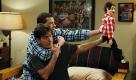 Im Grunde haben wir an der US-Serie Two And A Half Man nichts auszusetzen. Die Sitcom mit Charlie Sheen, Jon Cryer und Angus T. Jones ist einfach Kult. Aber was die Programmgestalter von Pro7 mit solchen Erfolgsserien machen, ist einfach zum Weggucken. Im Nachmittags-, Abend- und Nachtprogramm werden Charlie Sheen und Co. rauf- und runtergenudelt. Gleiches geschieht derzeit mit How I Met Your Mother. Dieses Vorgehen zeigt vor allem eines:die Einfallslosigkeit der Sender. Foto: news.de