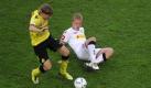 Die zweite Hälfte war weniger hochklassig und chancenreich als die ersten 45 Minuten. Doch Mike Hanke (rechts) ... Foto: dapd
