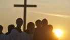 Am Flughafen inBrünn (Tschechien) warten bei Sonnenaufgang zahlreiche Katholiken auf die Ankunft des Papstes. Foto: ap