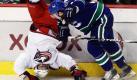 Dan Hamhuis (rechts) von den Vancouver Canucks bringt den Tschechen Jakub Voracek von den Columbus Blue Jackets bei einem NHL Hockey-Spiel der Mannschaften in Vancouver in die Bredouille. Sieger wurden die Spieler aus Vancouver. Foto: dapd