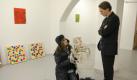 ... oder von Desirée Dische (Andrea Sawatzki), die verzweifelt versucht, bei einem Galeristen (Stefan Hunstein) ihre Kunst an den Mann zu bringen. Foto: ZDF