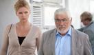 Sylva (Veronica Ferres) macht mit ihrem Schwiegervater Martin Burian (Mario Adorf) eine Kreuzfahrt. Der pensionierte Arzt und Universitätsprofessor will Sylva von ihrem Kummer ablenken. Sie wurde von ihrem Mann verlassen. Foto: ARD Degeto/Mona Film/Georges Pauly