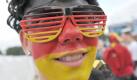 Ein Geschminkter Fußballfans lacht am Sonntag (13.06.2010) in Hamburg auf dem Fan Fest am Heiligengeistfeld. Die deutsche Mannschaft gewann ihr erstes Spiel bei der Fußball Weltmeisterschaft in Südafrika 4:0 gegen Australien. Foto: Angelika Warmuth dpa/lno +++(c) dpa - Bildfunk+++ Foto: dpa