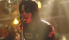 Fast ausnahmslos selbst sangTwilight-Star Kristen Stewart hingegen in der Filmbiografie The Runaways über die gleichnamige Rockband. Sie basiert zu Teilen auf der Biografie von Leadsängerin Cherie Currie, die von Dakota Fanning verkörpert wird. Stewart spielt Gitarristin Joan Jett. Foto: ddp images/Capital Pictures