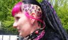 Wer zu Pfingsten nach Leipzig fährt, muss damit rechnen, auf bombastisch gestylte Menschen in Schwarz und Lila zu treffen. Das Wave-Gotik-Treffen ist ein großes Kostümfest. Nina ist trotzdem ziemlich verdutzt, als ihre bis dahin unscheinbar gekleidete Mitfahrerin kurz vor dem Ziel plötzlich im reinsten Gotik-Outfit aus der Raststätten-Toilette kommt. Die kompletten Geschichten und noch viele mehr gibt es in dem Buch Hinsetzen, anschnallen, Klappe halten von Petra Brumshagen und Nina Petersmann, erschienen im Heyne Verlag, 8,99 Euro. Foto: news.de
