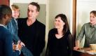 Kollege Danny (Davie Oyelowo, l.) und Zoe (Keeley Hawes, r.) verderben dem MI5-Mann Tom (Matthew Macfadyen, m.), seiner Freundin Ellie (Esther Hall, 2.v.r.) und ihrer Tochter Maisie (Heather Cave, 2.v.l.) den friedlichen Nachmittag mit schlechten Nachrichten.
 Foto: ZDF/ Gary Moyes