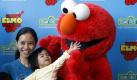 Elmo aus der Sesamstraße ist auch in Malaysia ein Star. In einem Shoppingcenter in der Nähe der Hauptstadt Kuala Lumpur ist ein Kind ganz begeistert. Foto: ap