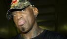 Dennis Rodman kommt mit kleiner Blessur davon
Vorspann: 	
Text: 	

New York (dpa) - Der frühere Basketball-Star Dennis Rodman (49) ist bei einem dramatischen Autounfall glücklicherweise nur leicht verletzt worden. Ein Reifen des Wagens, in dem er als Beifahrer saß, platzte mitten auf dem Highway in der Nähe von Ford Lauterdale (US- Bundesstaat Florida).

Das Auto überschlug sich dreimal und Rodman musste von Zeugen vom Beifahrersitz gezogen werden, wie die Klatschseite «TMZ.com» berichtet. Er kam jedoch nach Angaben seines Pressesprechers mit einer kleinen Blessur am Finger davon. Rodmans Fahrer musste dagegen mit Kopfverletzungen ins Krankenhaus gebracht werden. Der exzentrische Basketball-Star färbte sich regelmäßig die Haare bunt und hatte zahlreiche Tätowierungen und Piercings. Nach einer Affäre mit Pop-Sängerin Madonna, war er kurz mit Schauspielerin Carmen Electra verheiratet.
Ressort: 	Vermischtes


 Foto: dpa