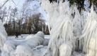 Bizarre Gebilde aus Eis und Schnee hat Väterchen Frost im schweizerischen Yverdon hinterlassen. Foto: Jean-Christophe Bott Foto: dpa