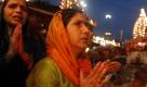 Hindu devotees take ritualistic holy dips in the River Ganges during the Kumbh Mela in Haridwar, India, Saturday, Feb. 13, 2010. The Kumbh Mela, touted as the largest religious gathering in the world, is celebrated every three years, rotating among four Indian cities. (AP Photo/Rajesh Kumar Singh) Foto: ap